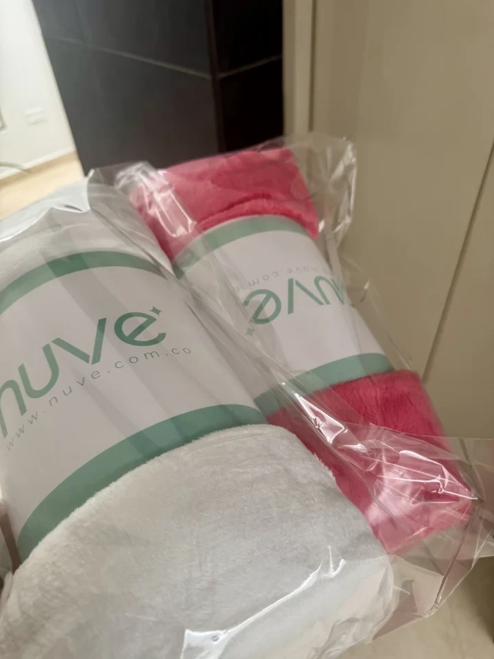 Cobijas NUVE blanca y rosa recibidas por Pedro C.